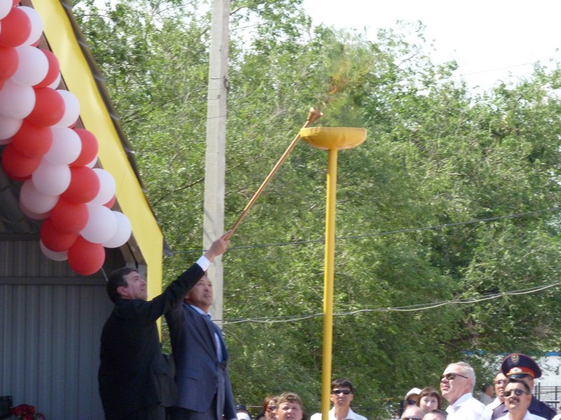 Зажжение факела Министром нефти и газа Республики Казахстан Мынбаевым Сауатом Мухаметбаевичем и Генеральным директором Karachaganak Petroleum Operating B.V. Джузеппе Пази